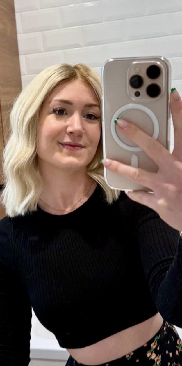 Blonde wavy bob wig mirror selfie