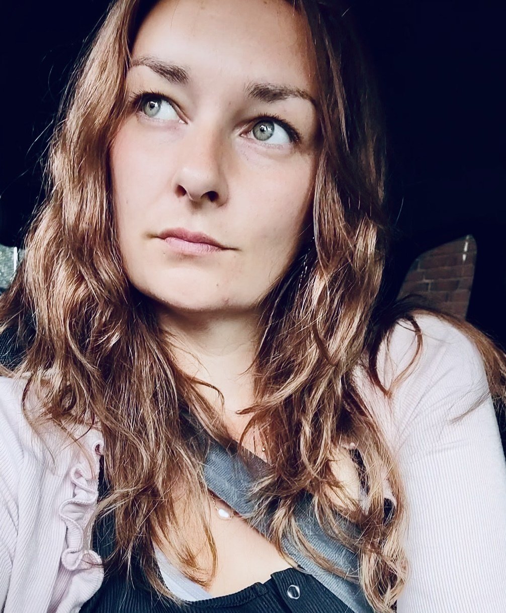 Relaxed brunette waves wig in the car